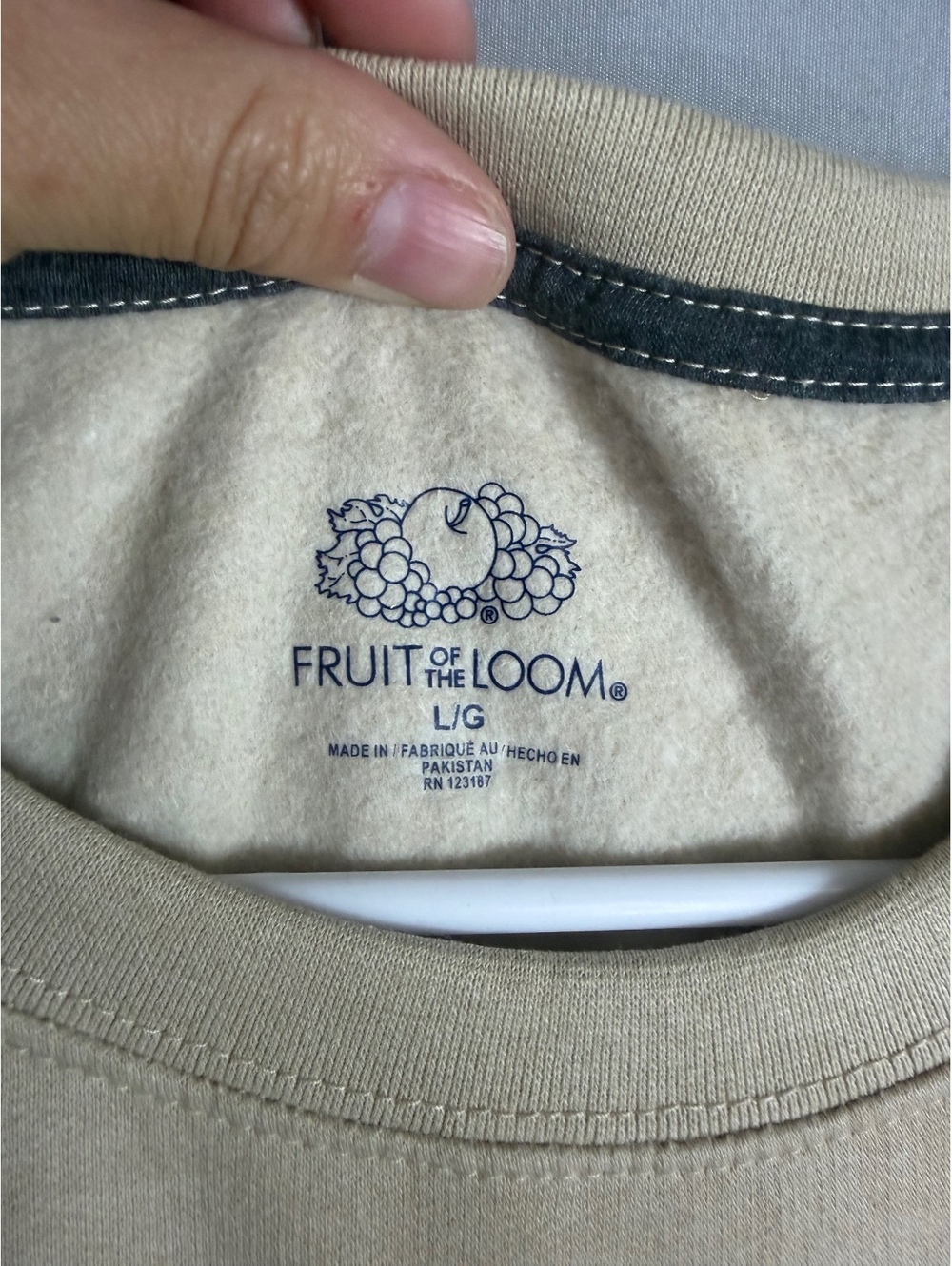 Fruit of the Loom Large Beige Crewneck Sweatshirt